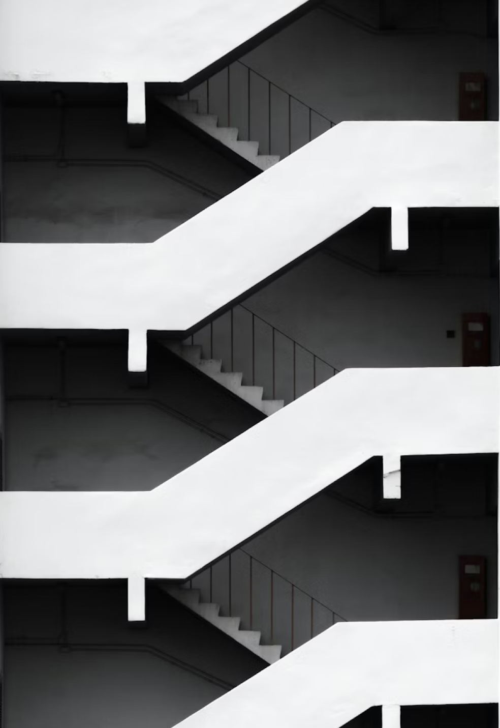 Moderne Außentreppe mit klaren Linien und wiederholender Zickzack-Architektur in Betonoptik