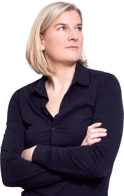 Nicole Zimmermann, blonde Geschäftsfrau mit verschränkten Armen in dunkelblauer Bluse