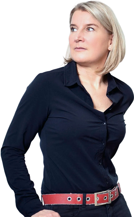 Nicole Zimmermann in dunkelblauer Bluse mit rotem Gürtel, seitlich blickend